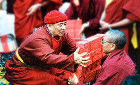 Lama Tarthang Tulku verteilt tibetische Bücher während der Welt-Friedens_Zeremonie